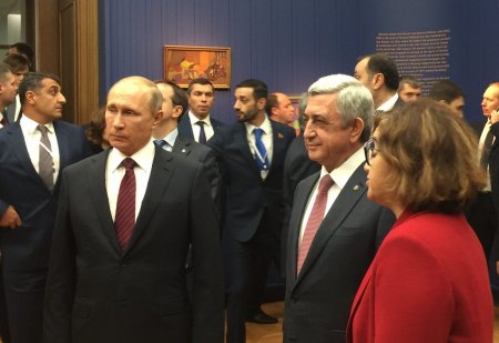 Putin Sarkisyana üzərində iblisin əks etdirildiyi rəsm hədiyyə edib