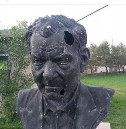 İranda dahi şair Şəhriyarın büstü təhqir edildi