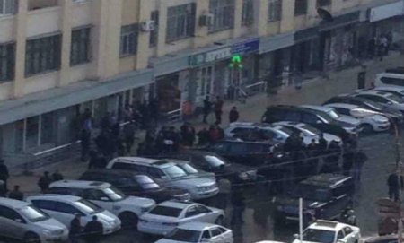 Bakıda bahalı avtomobilin üzərinə paltaryuyan maşın atdılar