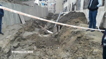 Mənzillərin içinə beton dirəklər quraşdırılır – Bakıda 40 ailə qorxu içində