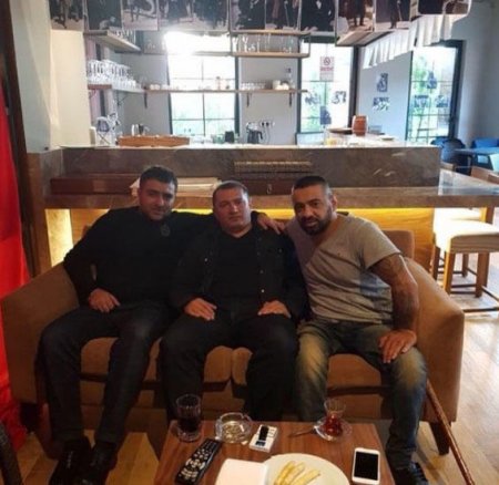 Daha bir azərbaycanlı xanım müğənninin kriminal avtoritetlə görüntüsü yayıldı