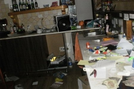Silahlı şəxslər Kiyev yaxınlığında oteli darmadağın etdilər
