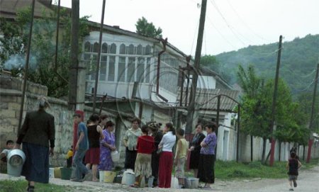 Şabranda eşşəklə su daşıyan kəndlilər: “Qışda lap çətin olur, heyvan palçığa batıb qalır...”