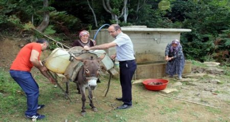 Şabranda eşşəklə su daşıyan kəndlilər: “Qışda lap çətin olur, heyvan palçığa batıb qalır...”
