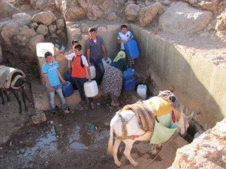 Şabranda eşşəklə su daşıyan kəndlilər: “Qışda lap çətin olur, heyvan palçığa batıb qalır...”