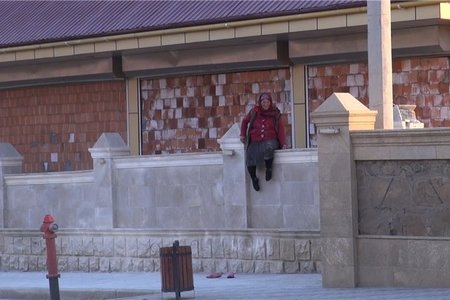 Gədəbəyin icra başçısı yolkəsənlik edir - qonşunun yolunu kəsib, sahibkarın obyektinə yol açır