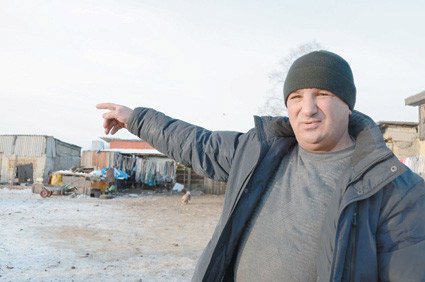 Silahlıların Allahyar Məmmədovun evinə basqını: “Rus torpağında yaşayırsan, haqq ver!”