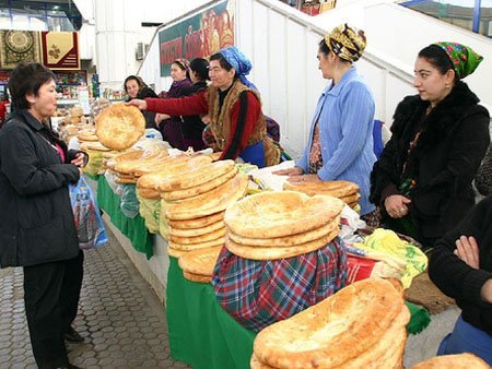 Un qəhətə çəkilib, çörək 3 manat yarıma, yumurta da tapılmır... Un qəhətə çəkilib, çörək 3 manat yarıma, yumurta da tapılmır...