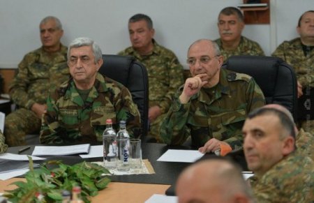 Serj Sarkisyan Qarabağa gəldi və hərbçilərlə müşavirə keçirdi
