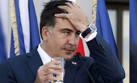 Naməlum şəxslər Saakaşvilinin Kiyevdəki evinin qapısını sındırırlar.