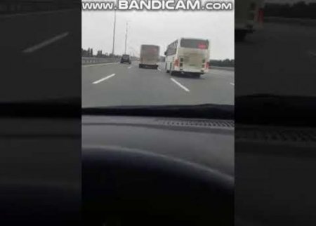 Aeroport yolunda içi sərnişinlə dolu iki avtobusun ölüm yarışı: