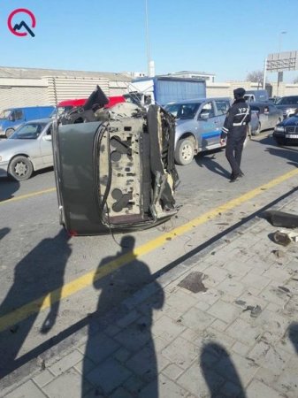 Bakıda ağır qəza: Avtomobil iki yerə bölündü