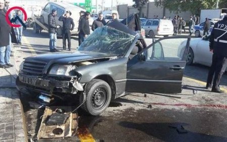 Bakıda ağır qəza: Avtomobil iki yerə bölündü