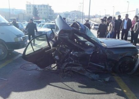 Bakıda ağır qəza: Avtomobil iki yerə bölündü