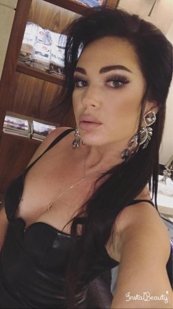 Azərbaycanlı model Livandan şad xəbərlə dönür