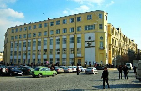 Rektor 60 müəllimi işdən çıxarır