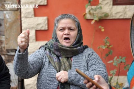 Bakıda deputatın şirkətinin məhəlləyə gecə basqını: “Bir də gördük evin damını uçururlar…”
