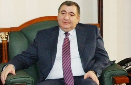 Sərxoş nazir Fazil Məmmədov “keçmiş olsun” zəngini qəbul edir