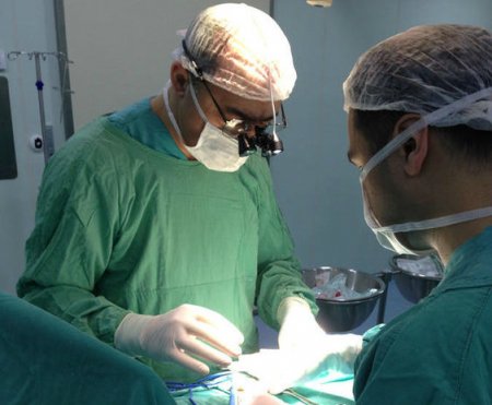 Britaniyalı cərrah pasiyentlərin qaraciyərinə “imza” qoyurmuş