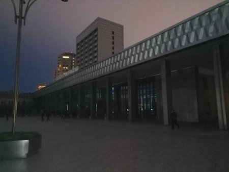 Dəmiryol vağzalı qaranlığa qərq oldu