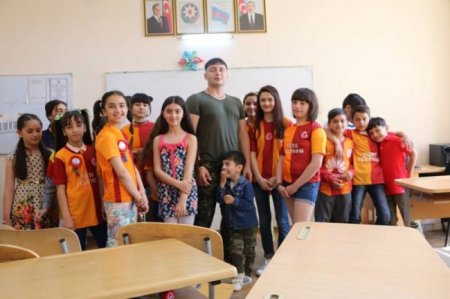 Bakıda müəllimin sinifdəki uşaqlarla şok görüntüləri yayıldı