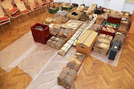 70 ildən sonra gizli qutunu açdı - İçindən baxın nə çıxdı