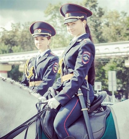 Gözəllikləri ilə nəfəs kəsən rus qadın polisləri 