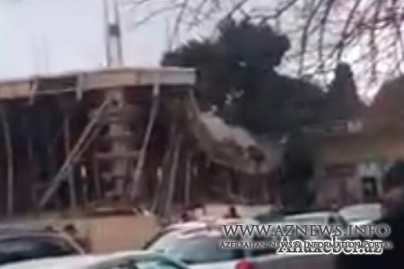 Bakıda yeni tikilən ticarət mərkəzi uçdu