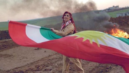 Sosial şəbəkələrdə terrorçularla şəkli yayılan qadın kimdir?