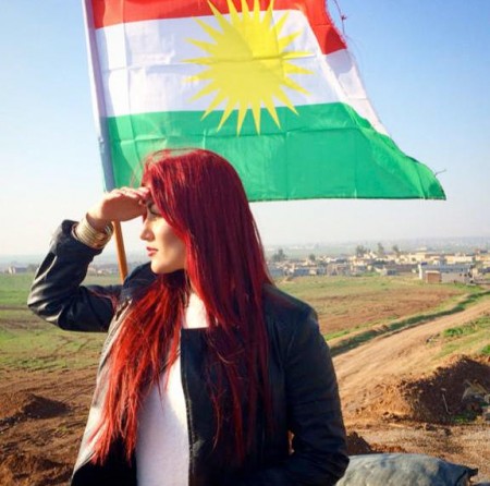 Sosial şəbəkələrdə terrorçularla şəkli yayılan qadın kimdir?