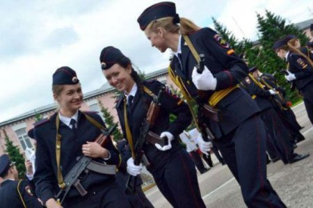 Gözəllikləri ilə nəfəs kəsən rus qadın polisləri 