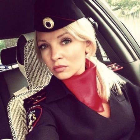 Gözəllikləri ilə nəfəs kəsən rus qadın polisləri 