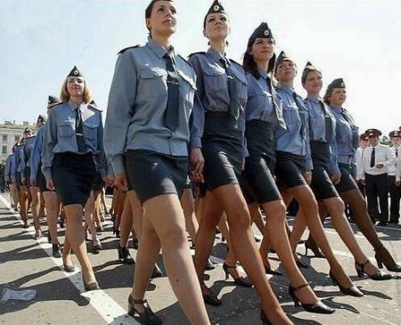 Gözəllikləri ilə nəfəs kəsən rus qadın polisləri 