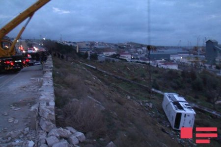 Bakıda dəhşətli qəza: sərnişin avtobusu aşdı