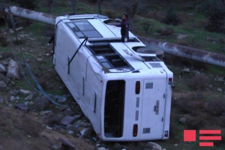 Bakıda dəhşətli qəza: sərnişin avtobusu aşdı