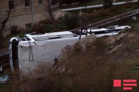 Bakıda dəhşətli qəza: sərnişin avtobusu aşdı