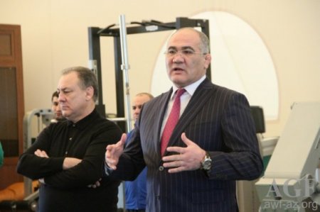 Fazil Məmmədov güləşçiləri nəzarətdə saxlayır