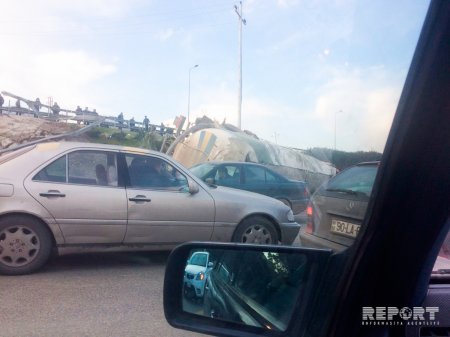 Bakıda benzin maşını körpüdən aşdı