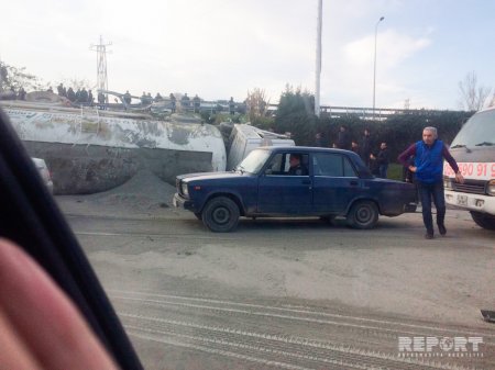 Bakıda benzin maşını körpüdən aşdı