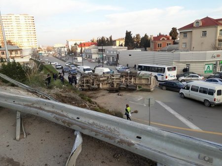 Bakıda benzin maşını körpüdən aşdı
