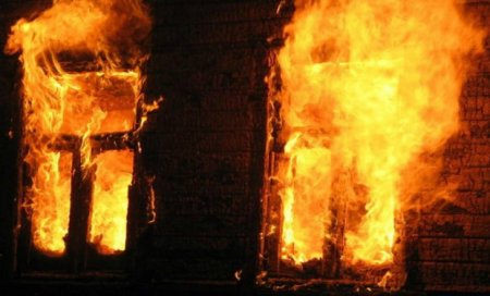 Bakının mərkəzində yaşayış binası yanır