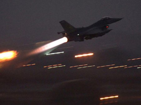 Türk pilot 20 metr yüksəklikdən düşmənin silah anbarını vurdu