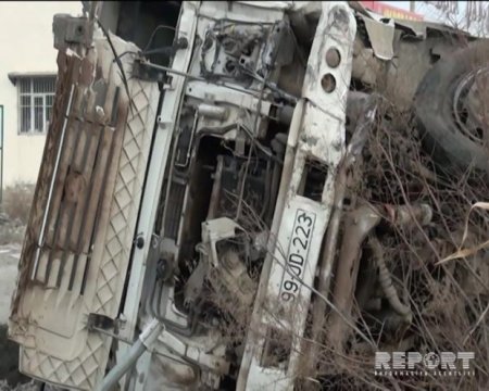 Bakı-Qazax yolunda iki yük maşını toqquşub, biri dərəyə aşıb