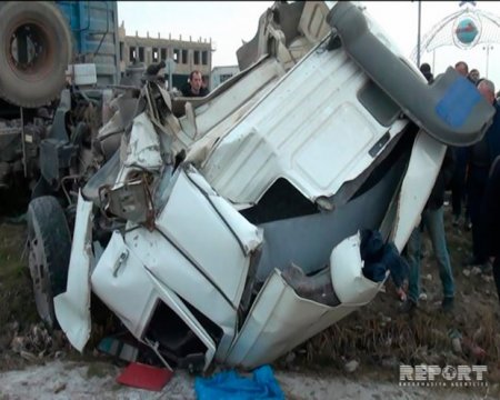 Bakı-Qazax yolunda iki yük maşını toqquşub, biri dərəyə aşıb