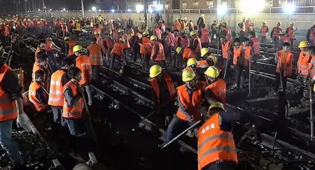 Çin yenə dünyanı heyrətləndirdi: Bir gecəyə dəmiryol xətti çəkdilər
