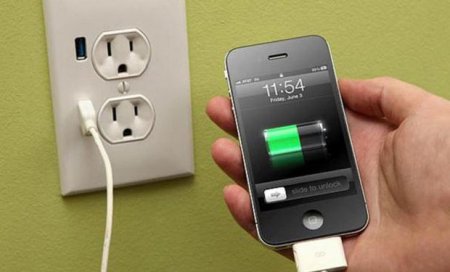 Mobil telefonuna enerji dolduran gənc adam öldü