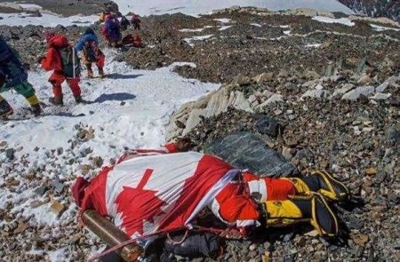 Zirvəyə çıxmaq üçün həyatını fəda edən alpinistlər