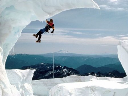 Zirvəyə çıxmaq üçün həyatını fəda edən alpinistlər
