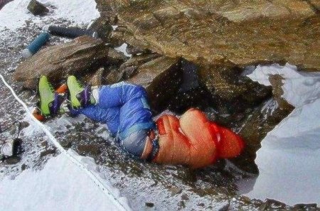 Zirvəyə çıxmaq üçün həyatını fəda edən alpinistlər