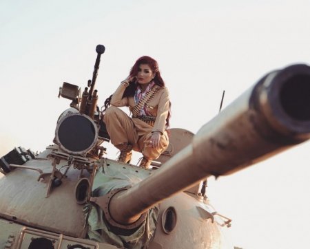 Sosial şəbəkələrdə terrorçularla şəkli yayılan qadın kimdir?
